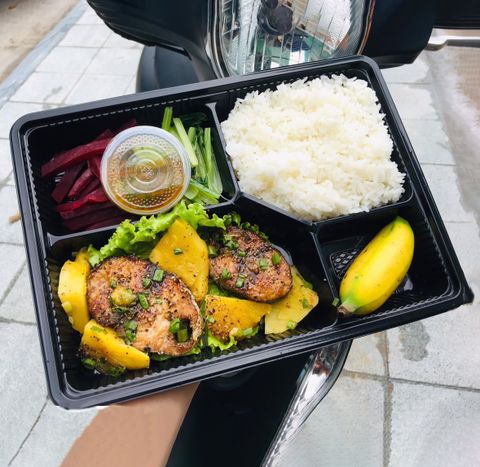 Khay nhựa đế đen HT-25, Hộp Nhựa HT-25 / Hộp cơm 4 Ngăn (Hộp đựng cơm, sử dụng được Microwave)