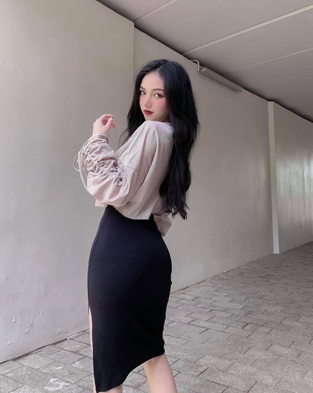Chân váy bút chì xếp ly eo xẻ trước VV21054  Vella  exclusively designed  fashion