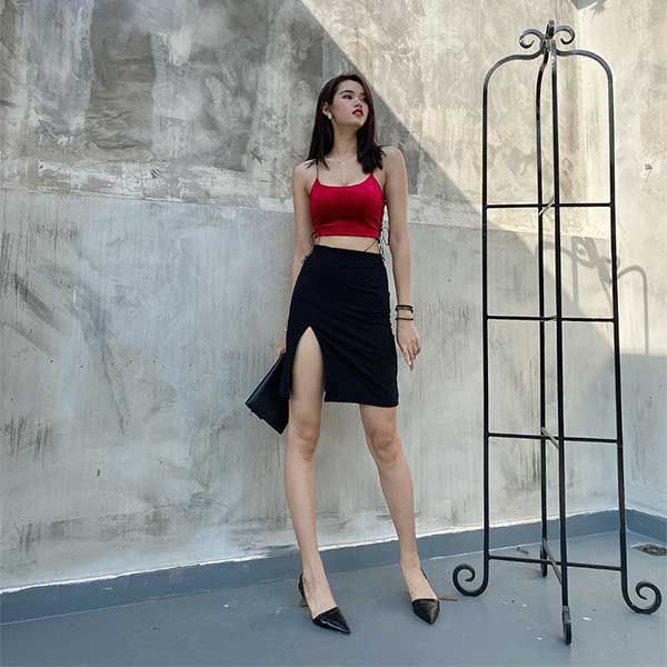 Set áo cổ lọ tay dài kèm chân váy maxi xẻ tà màu đen
