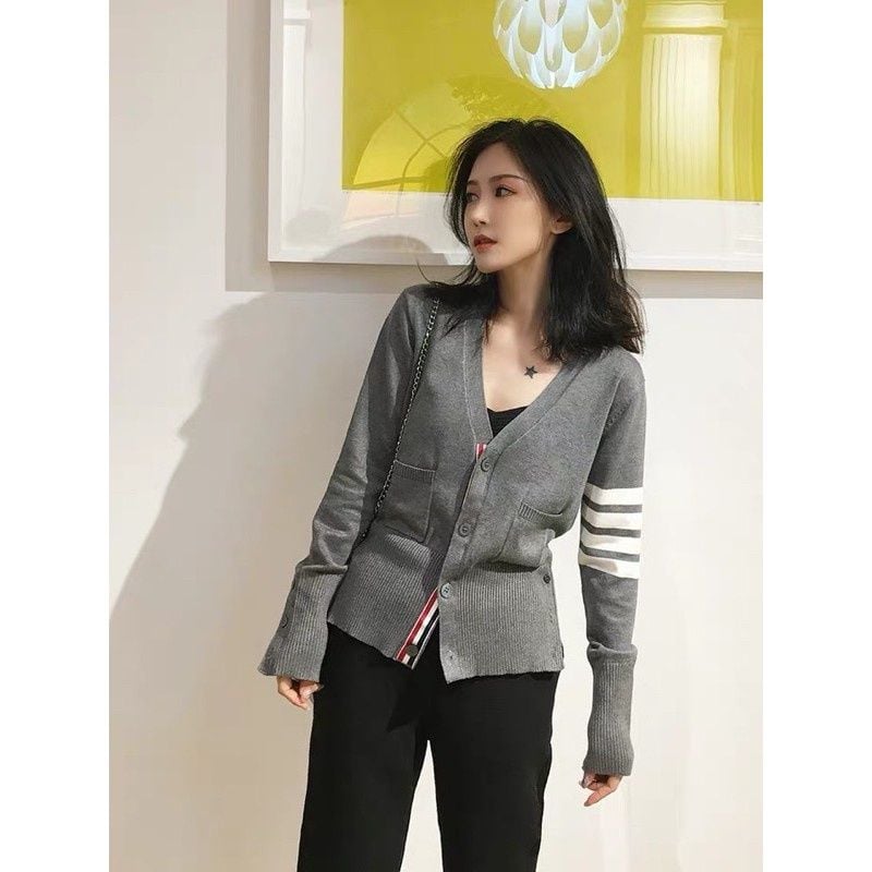  Áo khoác cổ tim Cardigan nam nữ dệt kim Thom Browne 4-Bar 8861 chất vải nỉ len cao cấp thiết kế tay áo kẻ sọc cực sang 