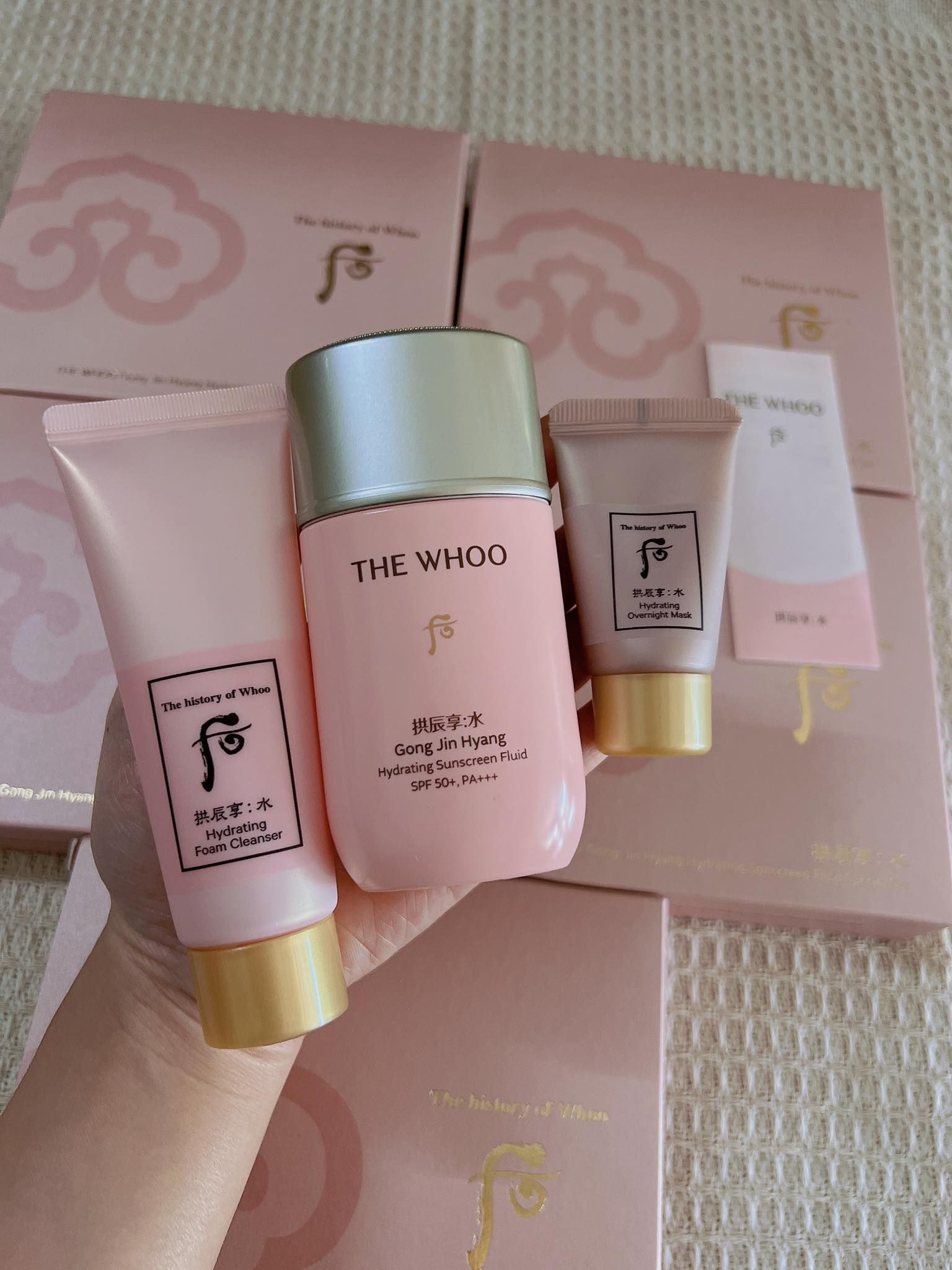 Sữa chống nắng nâng tone, kiềm dầu The Whoo Gong Jin Hyang Hydrating Sunscreen Fluid Special Set (3 món) 