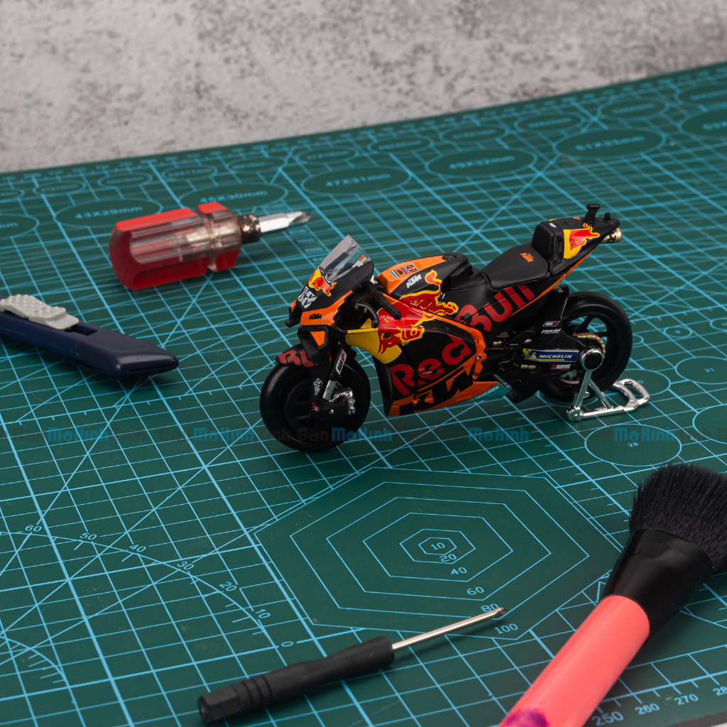Mô hình xe mô tô KTM Red Bull Factory Racing 2021 MotoGP 1:18 Maisto