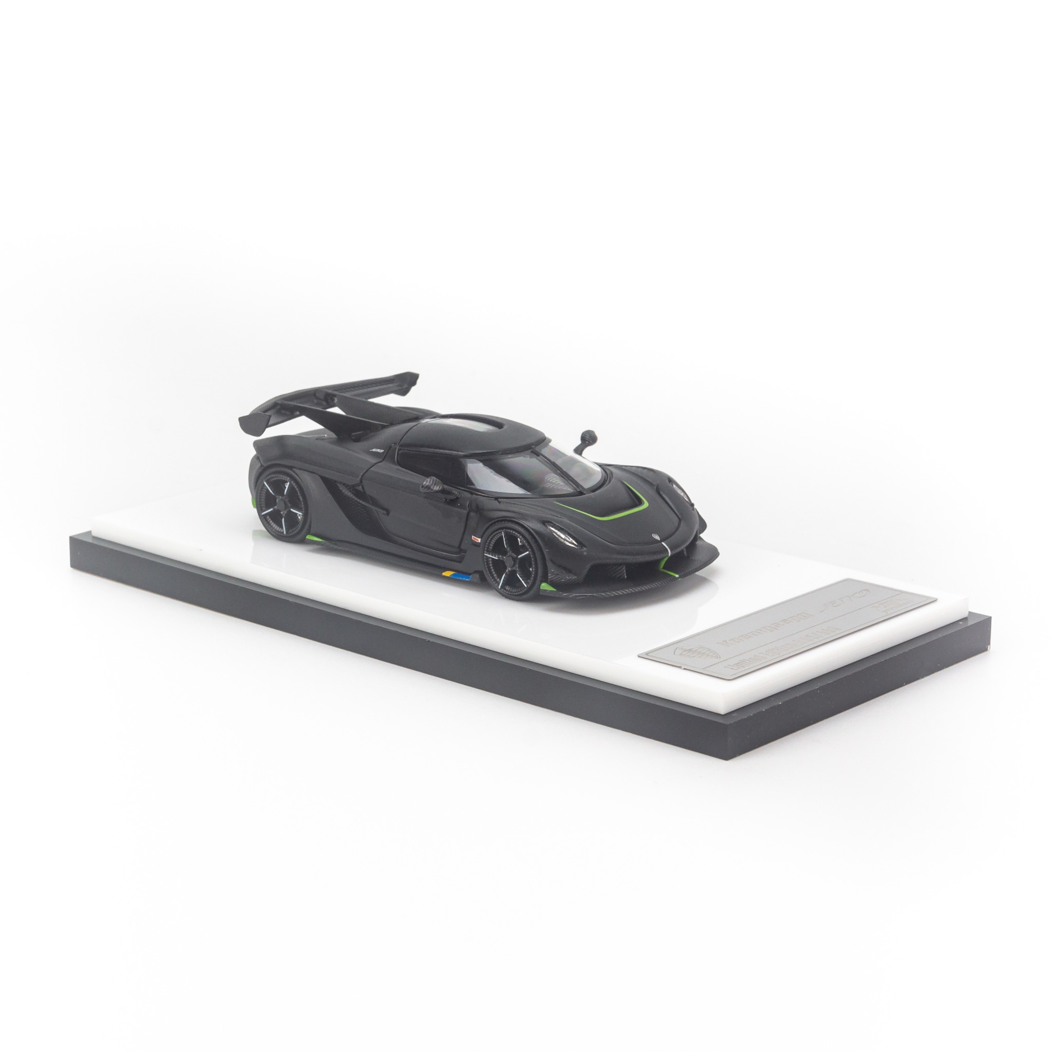 Cảnh sát hộ tống cặp đôi siêu phẩm Koenigsegg đáng thèm khát xuất hiện  trên đường phố Thái Lan