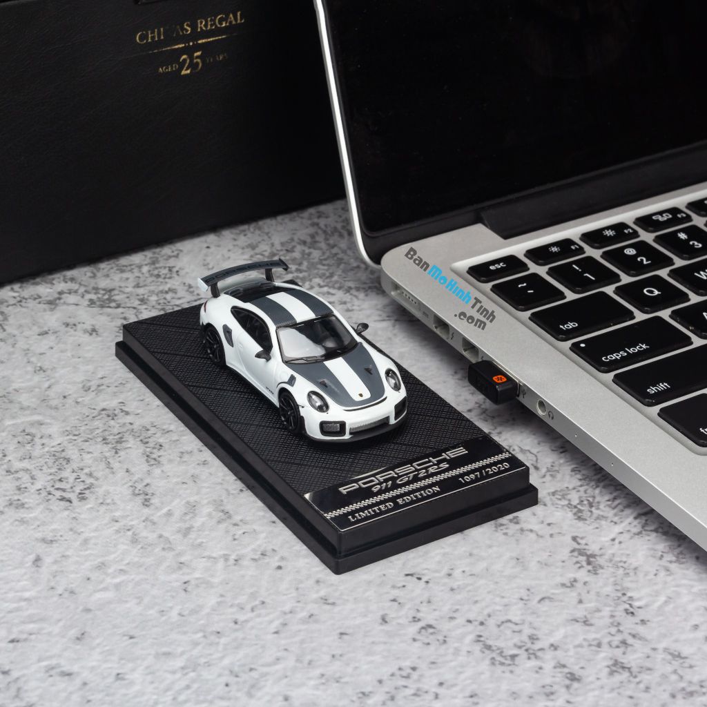 Mô hình xe Porsche 911 GT2 RS 1:64 Dealer Limited Edition White giá rẻ (6)