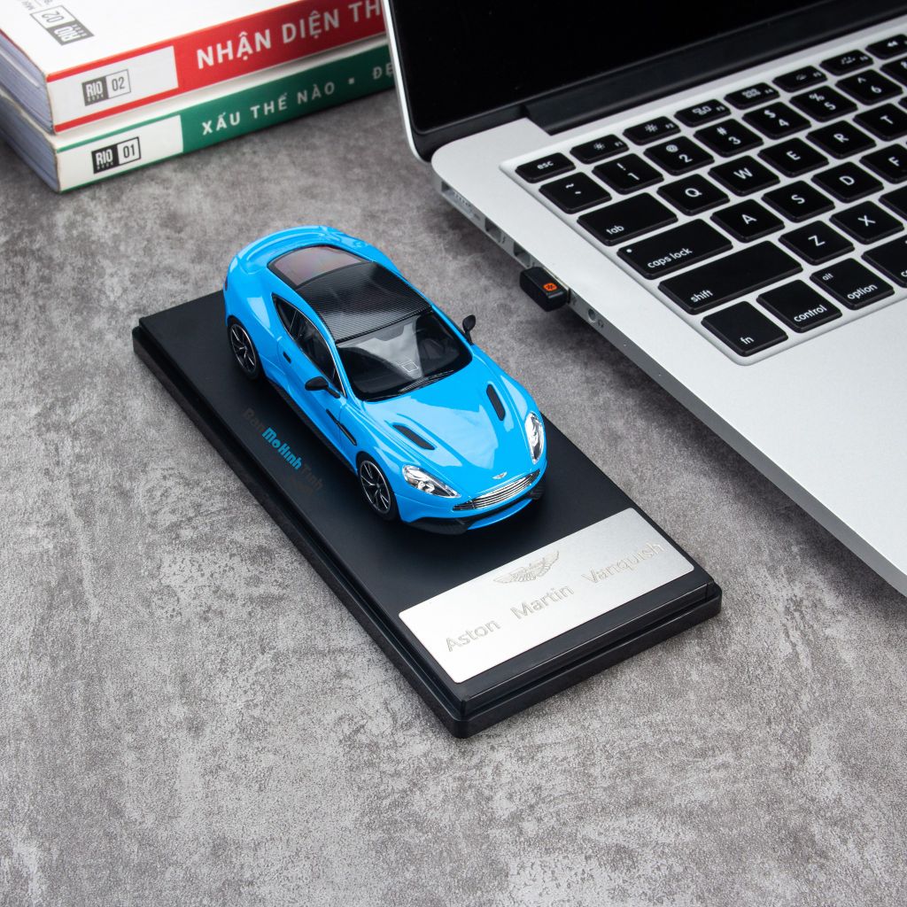 Mô hình siêu xe Aston Martin Vanquish Blue 1:43 Dealer (11)