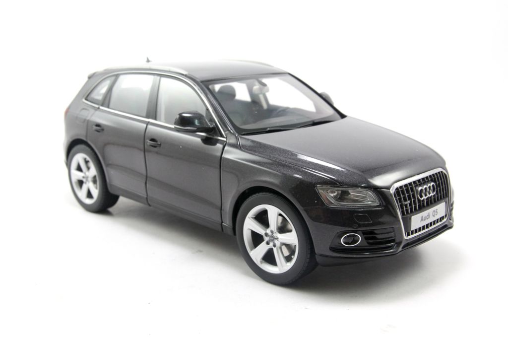  Mô hình xe Audi Q5L 4.0TFSY 1:18 Dealer 