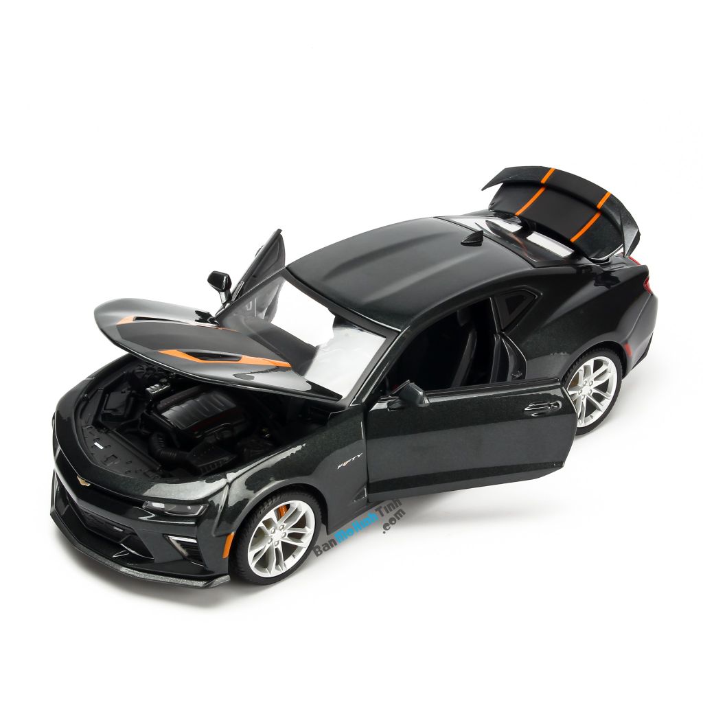 Mô hình xe Chevrolet Camaro 50th Anniversary 2017 1:18 Maisto (4)