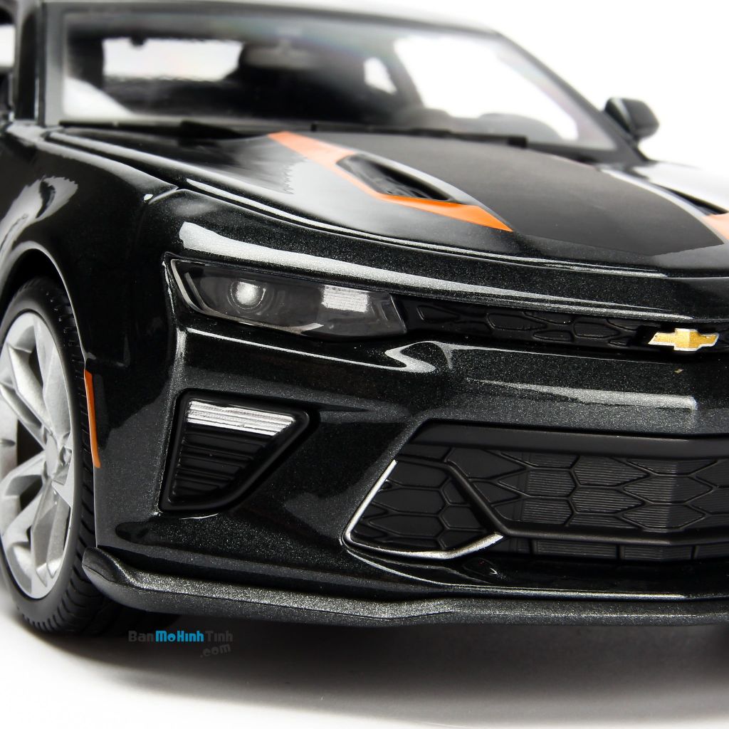 Mô hình xe Chevrolet Camaro 50th Anniversary 2017 1:18 Maisto (5)