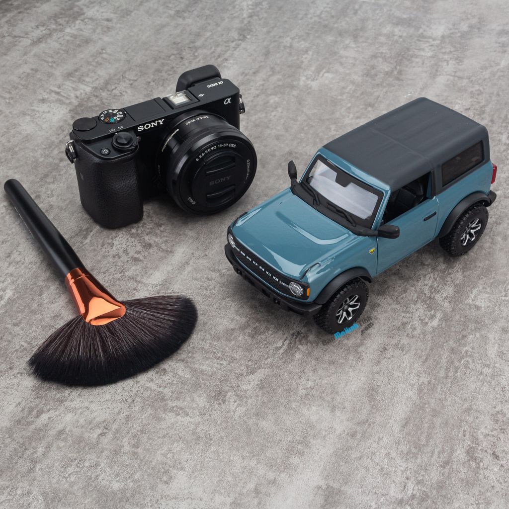 Mô hình xe Ford Bronco Badlands 2021 1:24 Maisto 31530