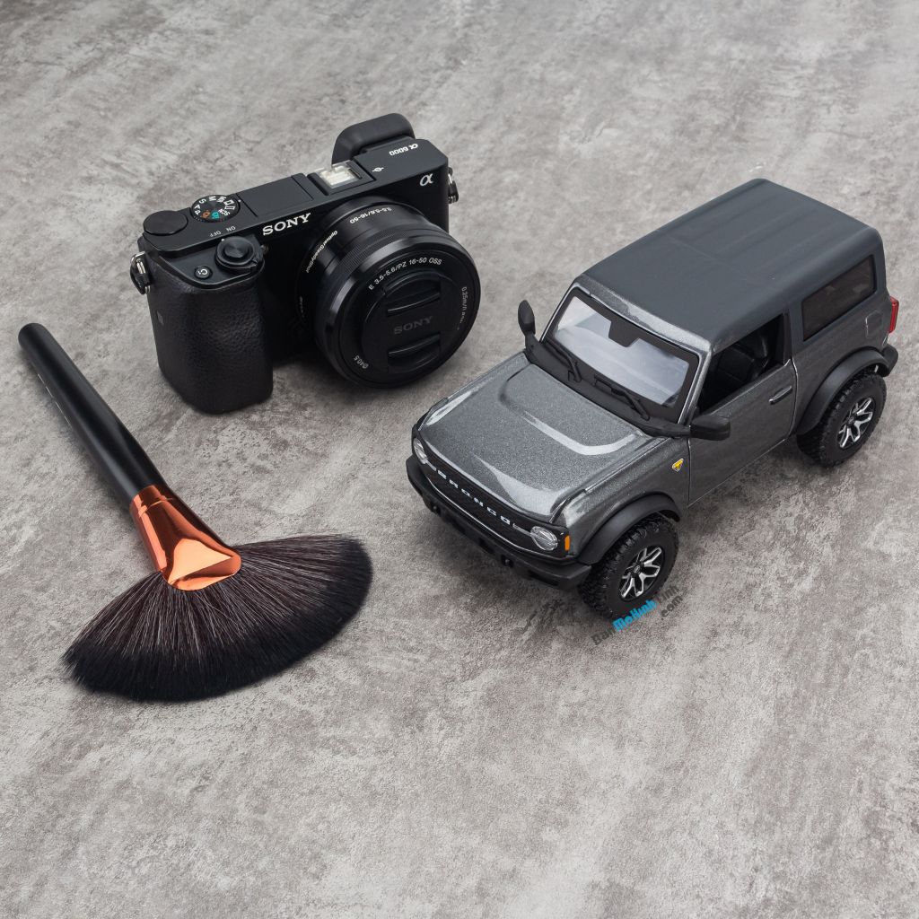 Mô hình xe Ford Bronco Badlands 2021 1:24 Maisto 31530