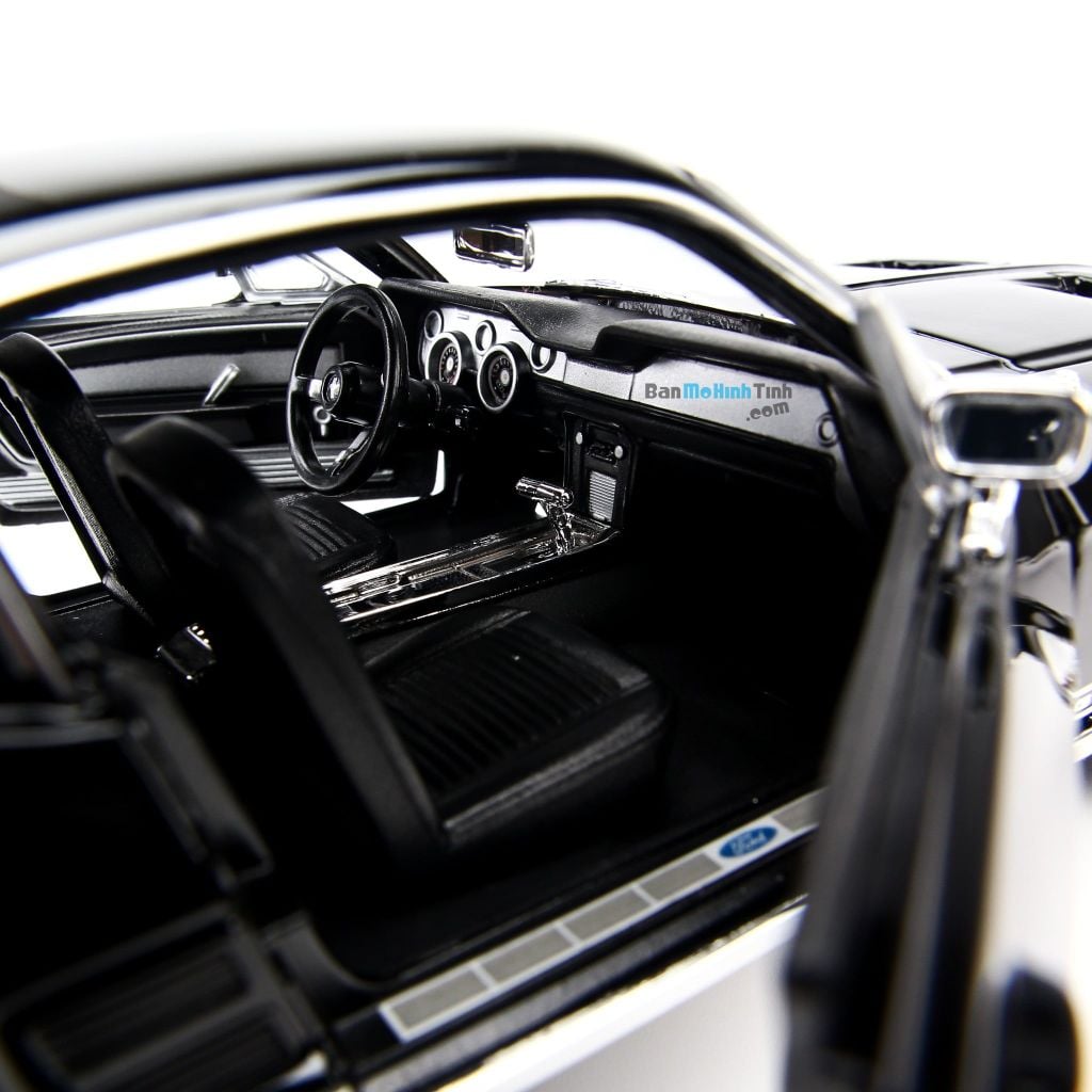  Mô hình xe Ford Mustang GTA Fastback 1967- 1:18 Maisto - 31166 