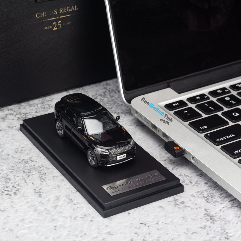 Mô hình xe suv Land Rover Velar 1:64 LCD Black (6)
