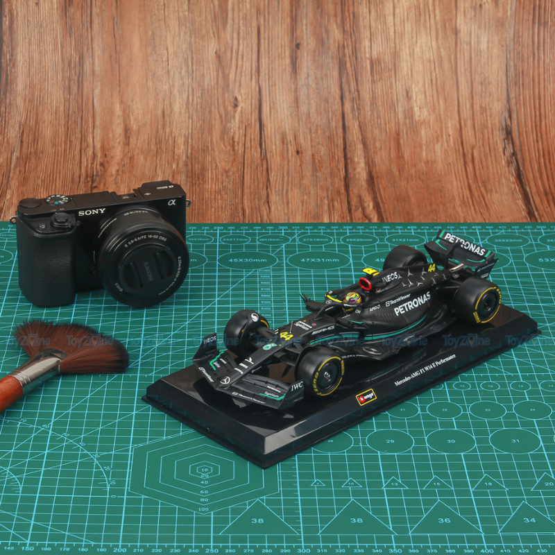  Mô hình xe Mercedes AMG F1 W14E 2023 1:24 Bburago 