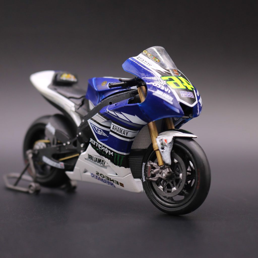 Mô hình xe mô tô Yamaha YZR-M1 46 World Champion 2013 1:18 LEO