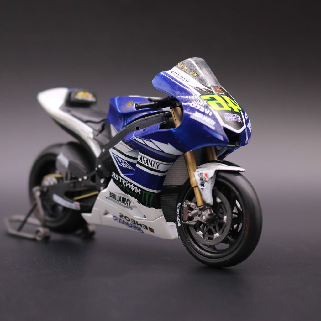  Mô hình xe mô tô Yamaha YZR-M1 46 World Champion 2013 1:18 LEO 