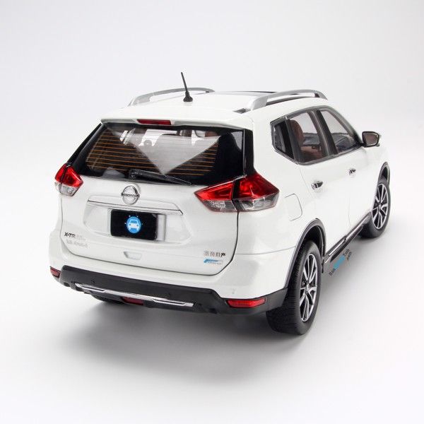 Mô hình xe Nissan X-Trail 1:18 Paudi