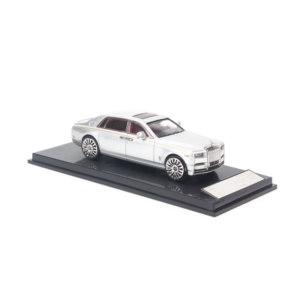 Mô hình xe Rolls Royce Phantom VIII 1:64 Dealer Silver