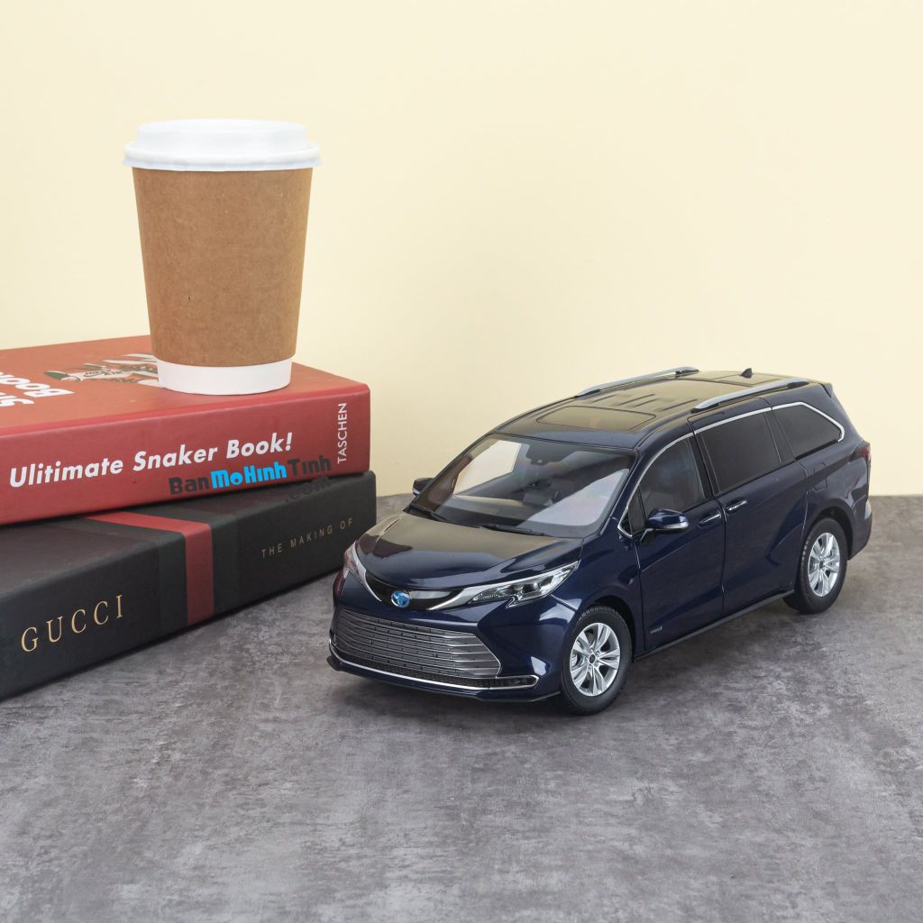 Mô hình xe Toyota Sienna 2022 1:18 Dealer