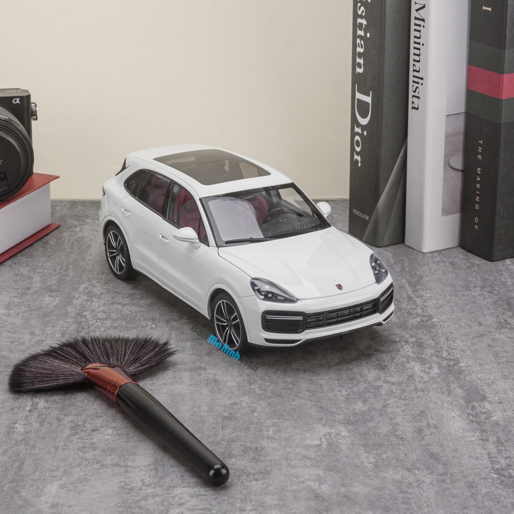 Mô hình xe Porsche Cayenne Turbo S 2017 1:18 Minichamps