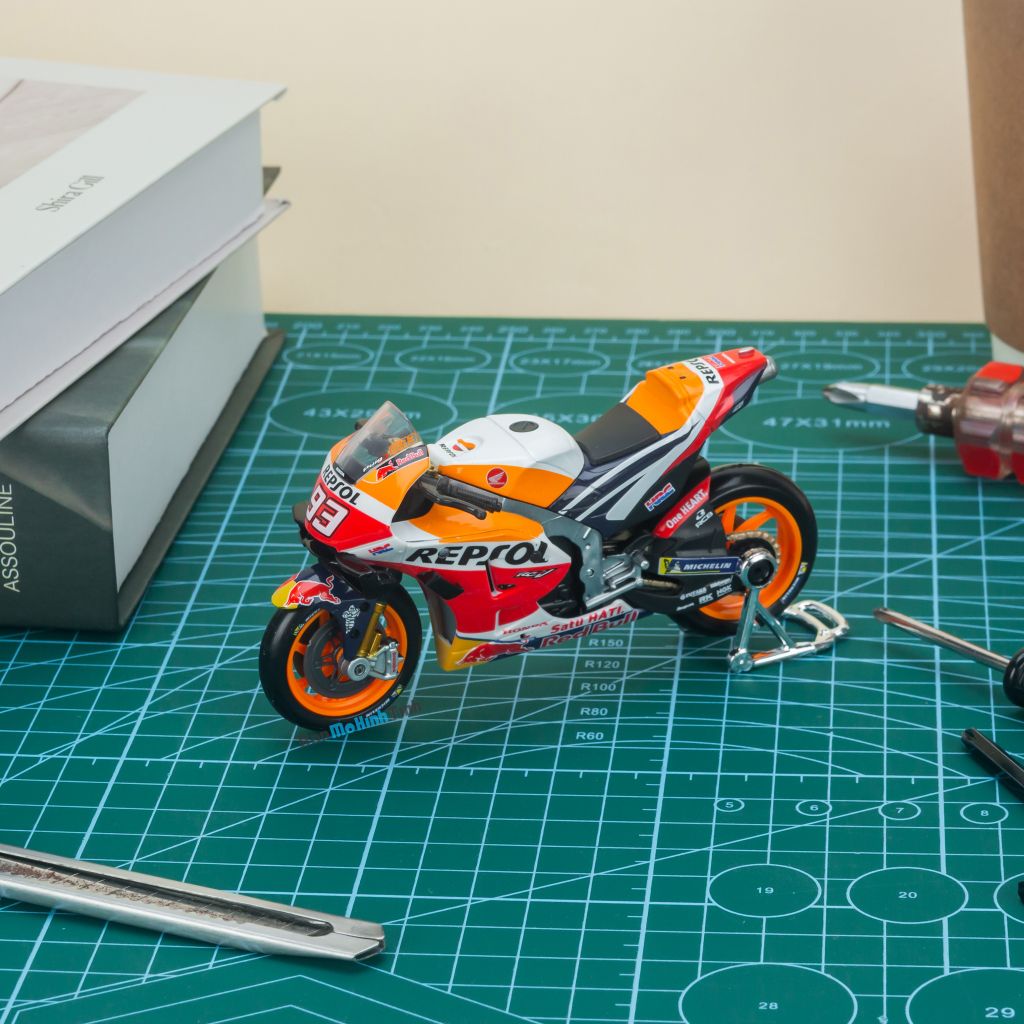  Mô hình xe mô tô Honda Repsol Red Bull Factory Racing MotoGP 1:18 Maisto 