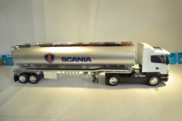  Mô hình xe Scania R470 oil tanker 1:32 Welly 