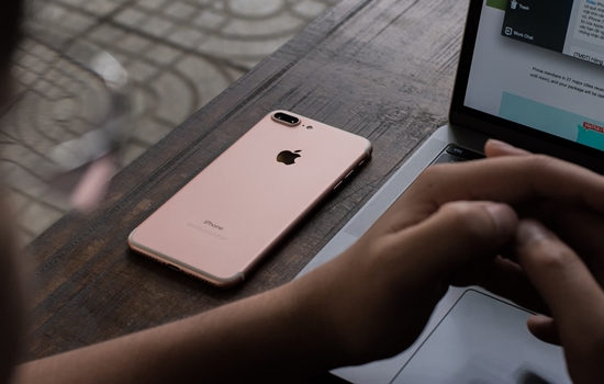 bụi bẩn bám vào camera sau khiến iphone 7 plus chụp ảnh mờ