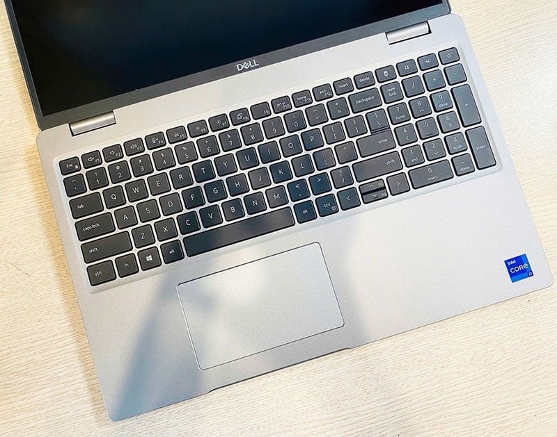 Dell Latitude 5520  CPU/Core i7 1185G7/Memory 16Gb/SSD Nvme 256Gb/Integrated Intel® Iris® Xe Graphics/LCD 15.6' FHD/Linew/Mầu Bạc/WIN 10 bản quyền/trọng lượng 1,59kg