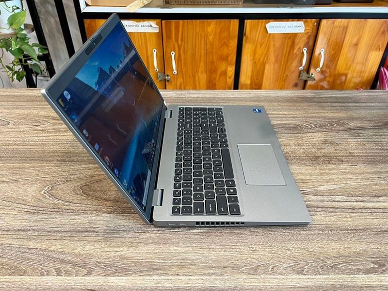 Dell Latitude 5520  CPU/Core i7 1185G7/Memory 16Gb/SSD Nvme 256Gb/Integrated Intel® Iris® Xe Graphics/LCD 15.6' FHD/Linew/Mầu Bạc/WIN 10 bản quyền/trọng lượng 1,59kg