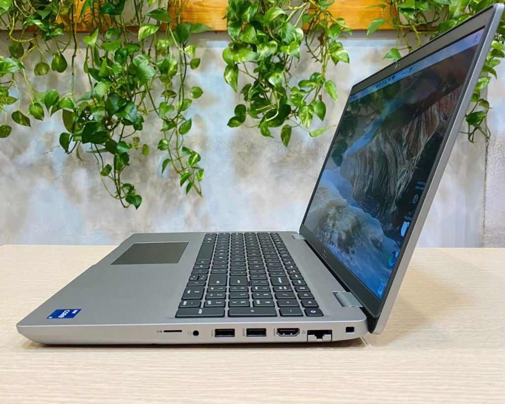Dell precision 3571 CPU: Intel Core i7-12800H/SSD M.2 2280 512GB, Gen 4 PCIe x4 NVMe/Memory  32 GB, 2 x 16 GB, DDR5, 4800/VGA NVIDIA T600, 4 GB, GDDR6/LCD 15.6