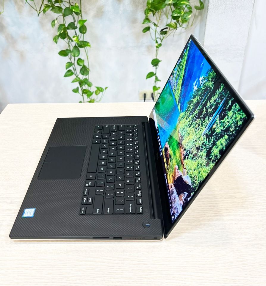 Laptop Đồ Họa Dell Precsion 5540/Core i9 9980H/RAM 16Gb/ SSD Nvme 512Tb/VGA NVIDIA Quadro® T2000 w/4GB GDDR5/ LCD 15.6'  FHD