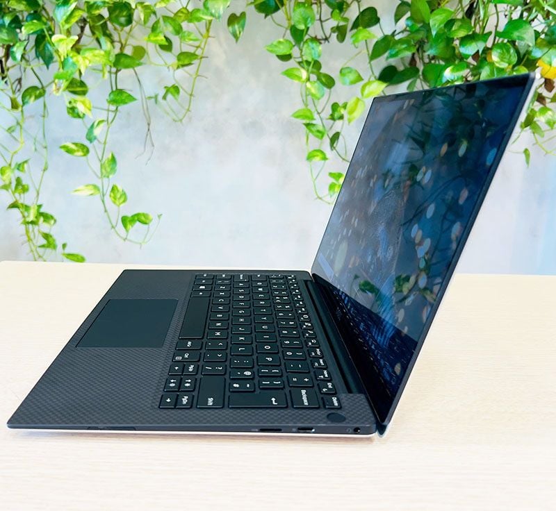 Laptop Dell XPS 13 7390 Sliver 4K /CPU: i7-1051U| Memory: 16 GB LPDDR3 at 2133 MHz | SSD: 512GB PCIe-NVMe |VGA: Intel UHD Graphics| Display: 13.3