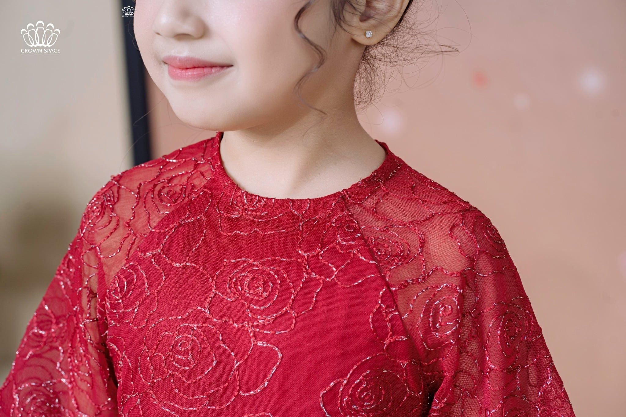  Áo Dài Tơ Bé Gái Thêu Hoa Hồng Kim Tuyến Màu Đỏ Rực Rỡ Crown Space CKGL9942101, CKGL9942102 