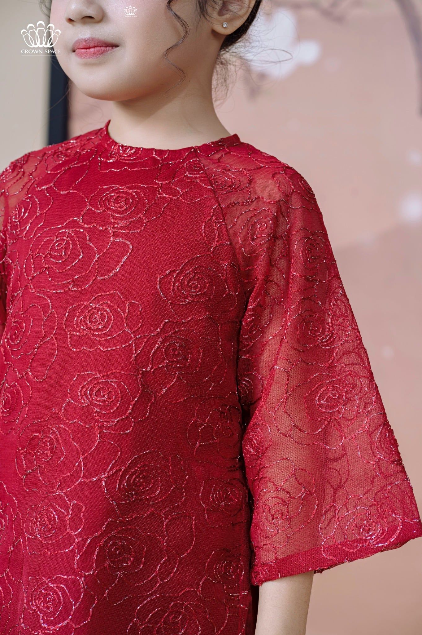  Áo Dài Tơ Bé Gái Thêu Hoa Hồng Kim Tuyến Màu Đỏ Rực Rỡ Crown Space CKGL9942101, CKGL9942102 