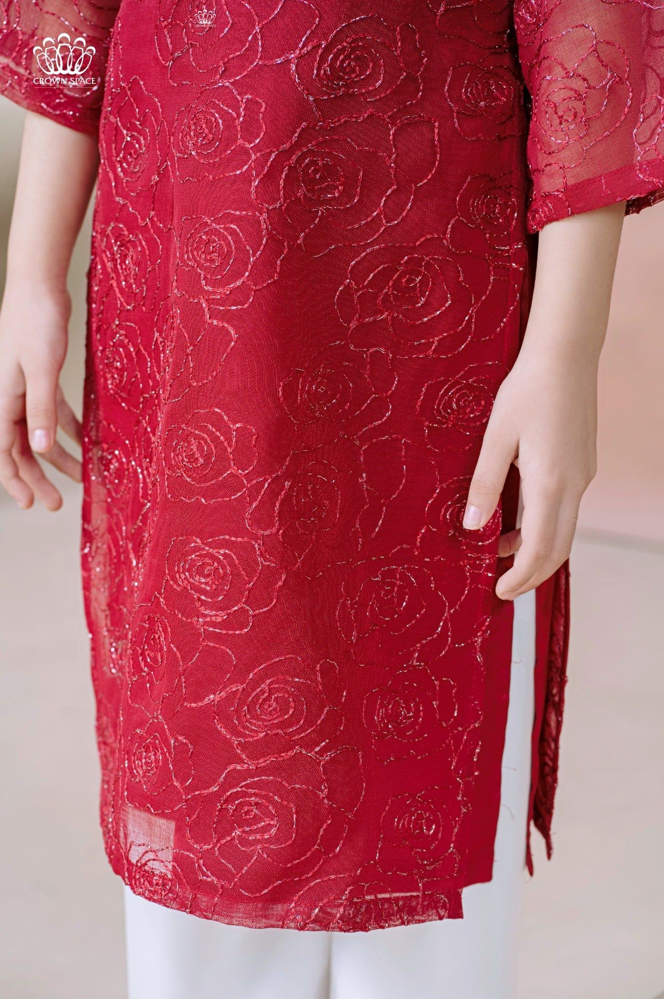  Áo Dài Tơ Bé Gái Thêu Hoa Hồng Kim Tuyến Màu Đỏ Rực Rỡ Crown Space CKGL9942101, CKGL9942102 