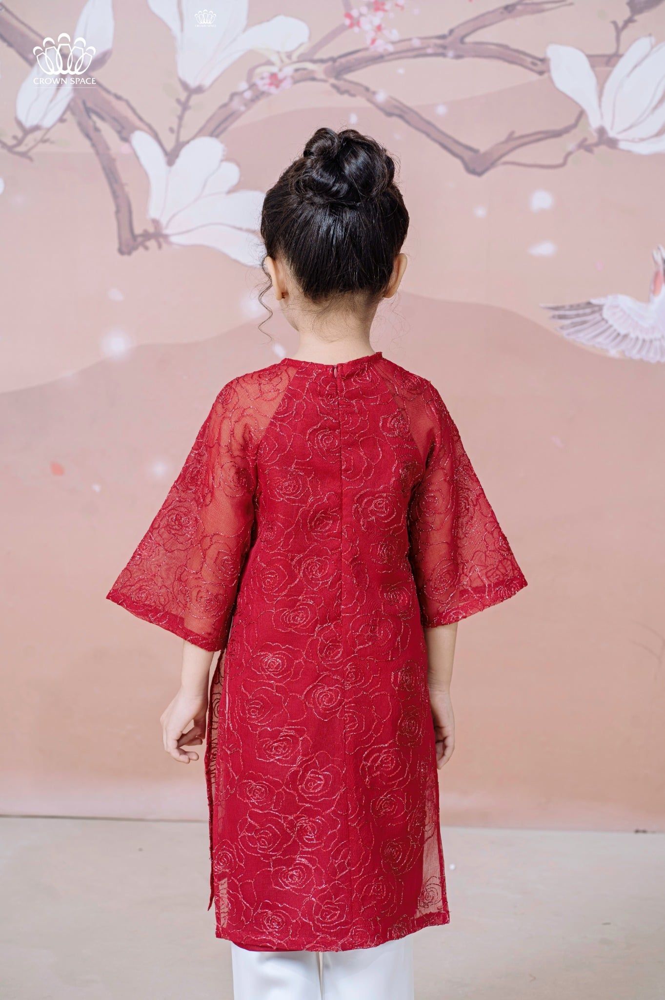  Áo Dài Tơ Bé Gái Thêu Hoa Hồng Kim Tuyến Màu Đỏ Rực Rỡ Crown Space CKGL9942101, CKGL9942102 