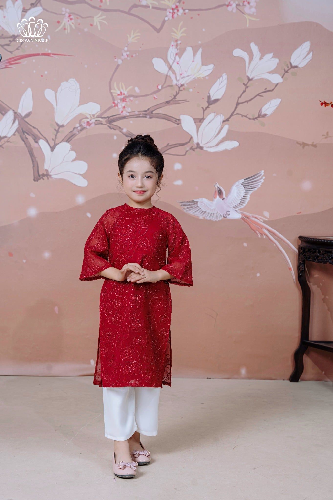  Áo Dài Tơ Bé Gái Thêu Hoa Hồng Kim Tuyến Màu Đỏ Rực Rỡ Crown Space CKGL9942101, CKGL9942102 