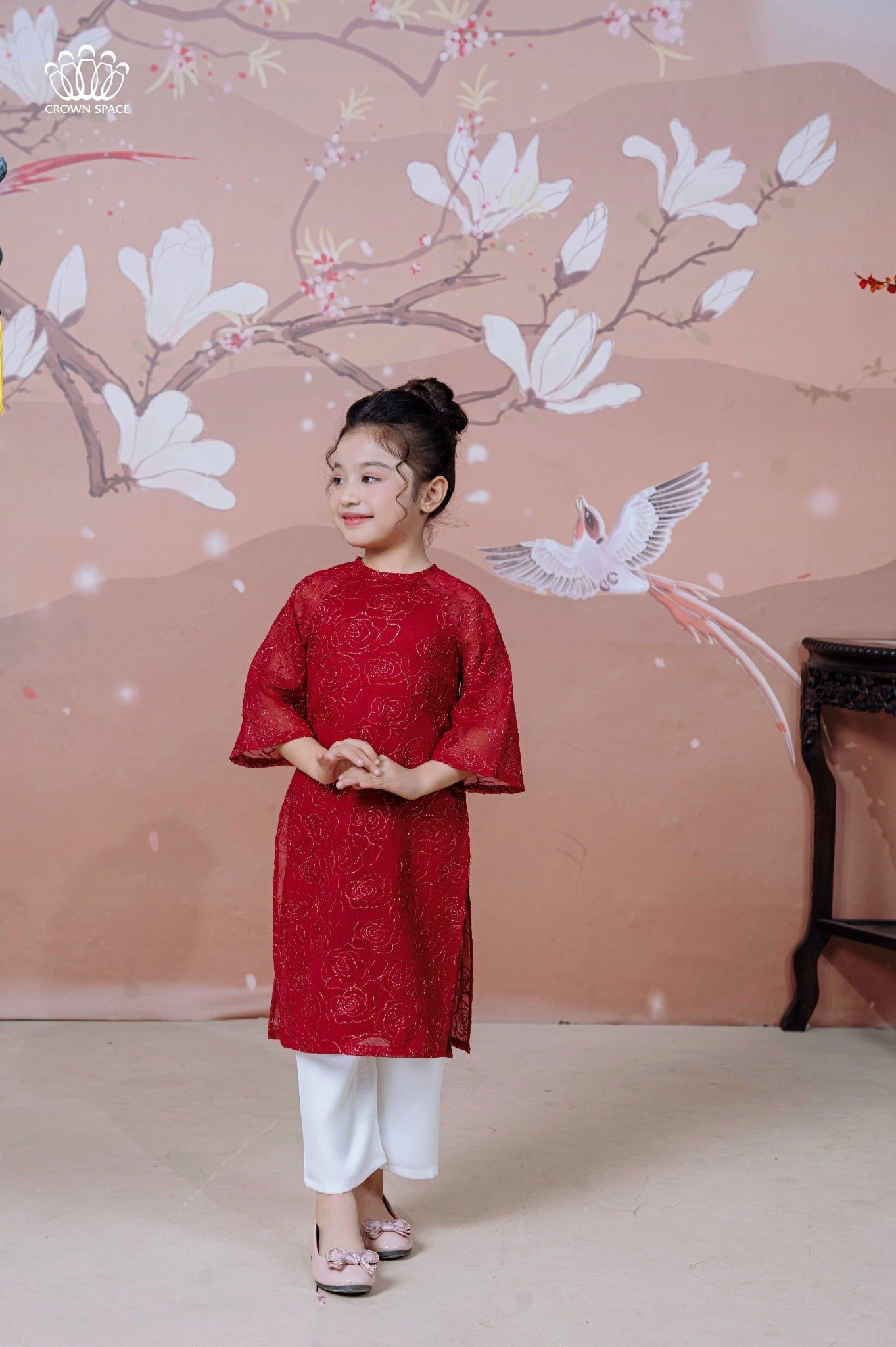  Áo Dài Tơ Bé Gái Thêu Hoa Hồng Kim Tuyến Màu Đỏ Rực Rỡ Crown Space CKGL9942101, CKGL9942102 