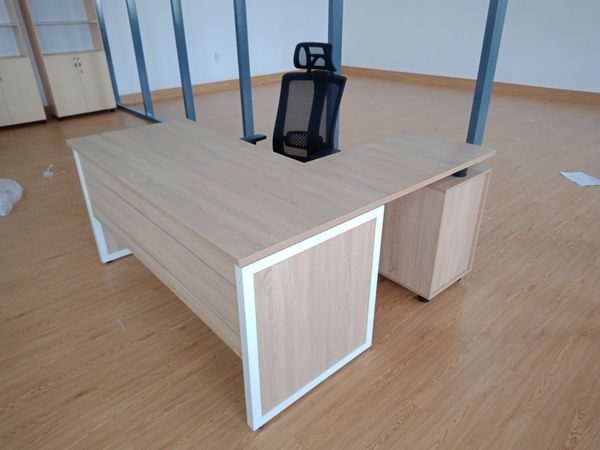  Bàn lãnh đạo chân sắt có hộc phụ 3 ngăn kéo  BLD36 