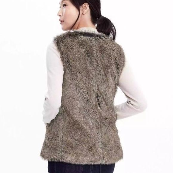 Áo gile lông Banana Faux Fur Vest Republic dành cho Nữ. Giá hãng đắt đỏ, hàng chính hãng, xịn 100%. 