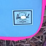  Túi xách tay Herschel Pop Quiz Lunch . Thiết kế nhỏ gọn dễ sử dụng. Kích thước 28 x 21 x 7 cm. Hàng chính hãng, xịn 100% 