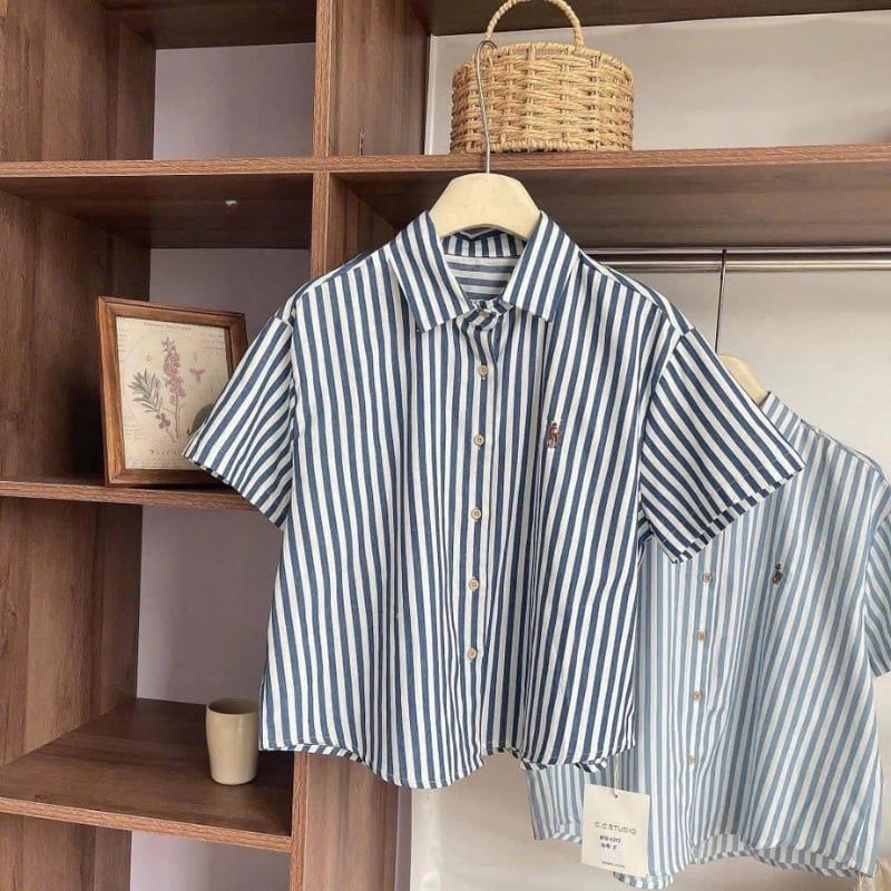 LEN1033 ÁO SƠMI SỌC TAY NGẮN THÊU GẤU (ĐẬM)