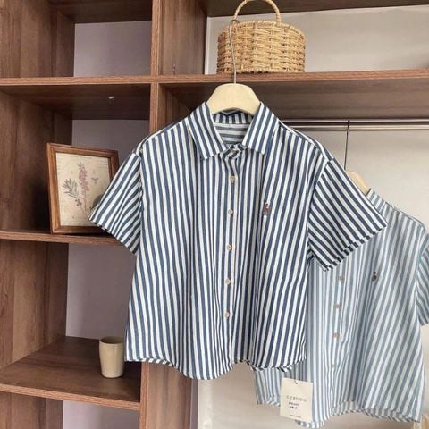 LEN1033 ÁO SƠMI SỌC TAY NGẮN THÊU GẤU (ĐẬM)