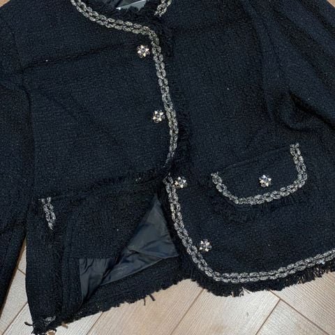 QCC0063 KHOÁC DẠ ĐEN PHỐI VIỀN NÚT HOA