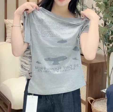 LEN1884 ÁO THUN TRỄ VAI IN CHỮ (XÁM)