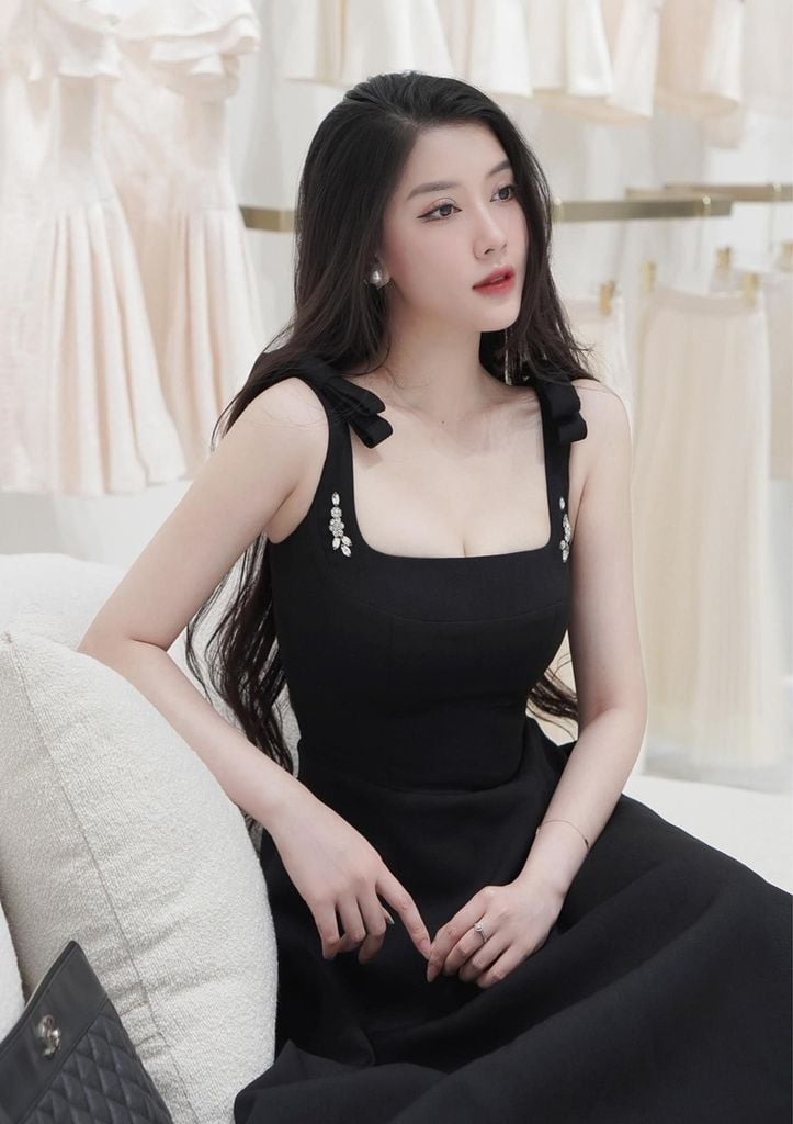 SHE3226 - Đầm Đen vai đính nơ