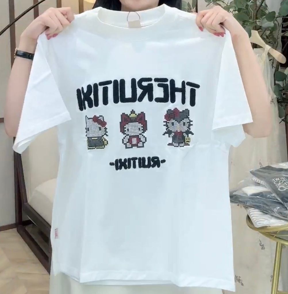TUN0014 ÁO THUN KITTY CHỮ DẬP NỔI