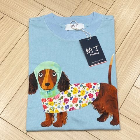 TUN0289 Áo thun hình cún bận áo hoa Xanh