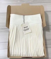 VRA0291-Chân váy xếp ly nhỏ, cạp thêu chữ Kem