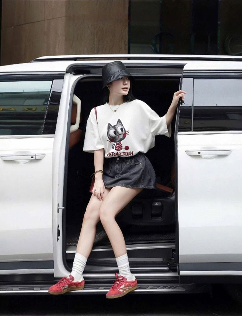 VGU9067-Set áo thun trắng in mèo, CV jean ngắn CC
