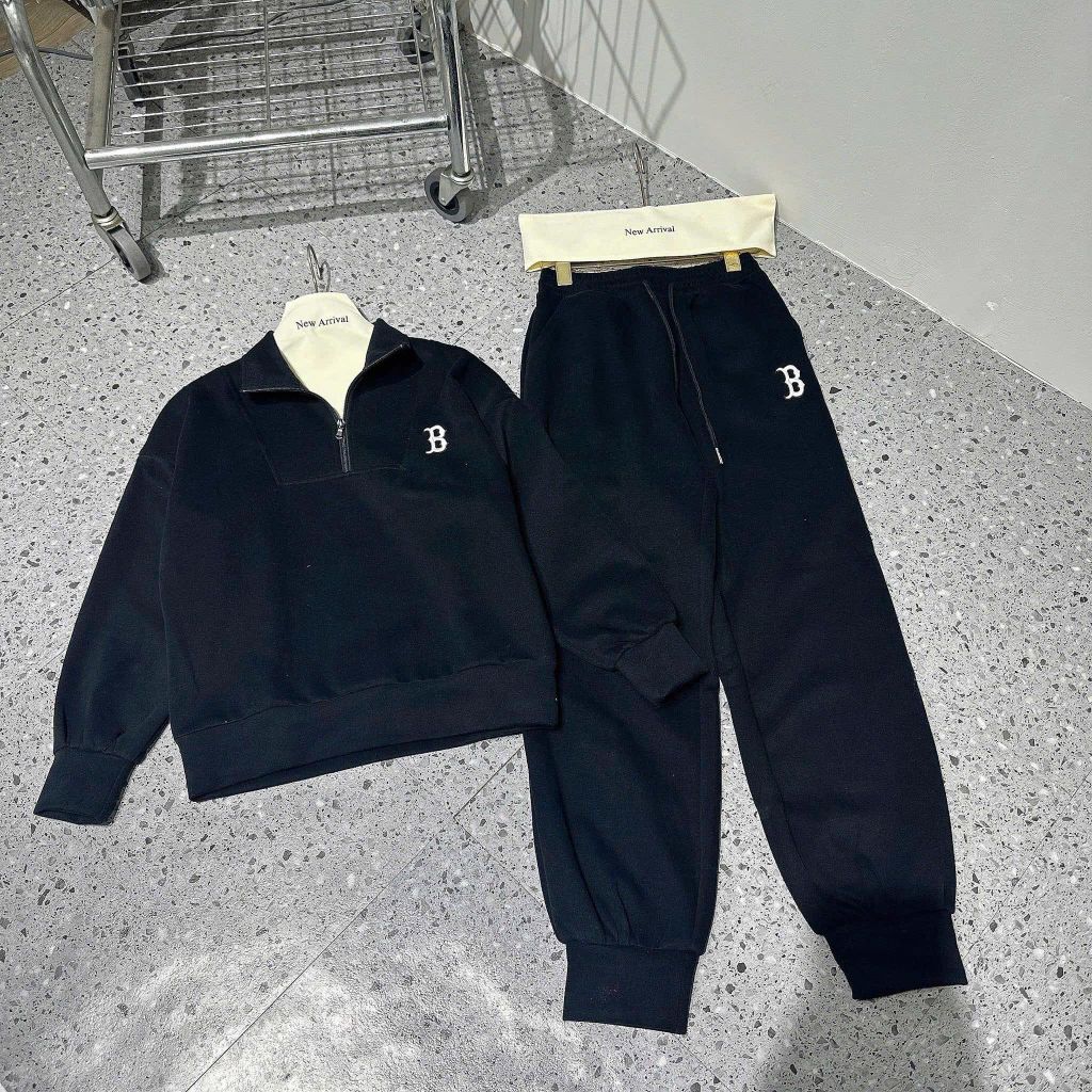 VGU9045-Set thể thao áo tay dài logo thêu, quần jogger Đen